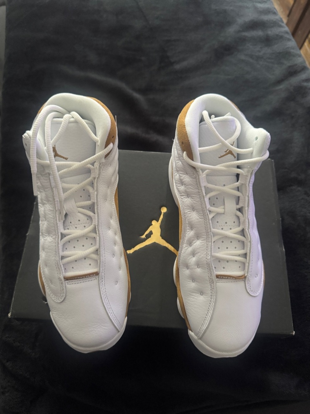 Jordan Retro 13 White and Wheat color. BRAND NEW IN BOX.   BOX IS DAMAGE